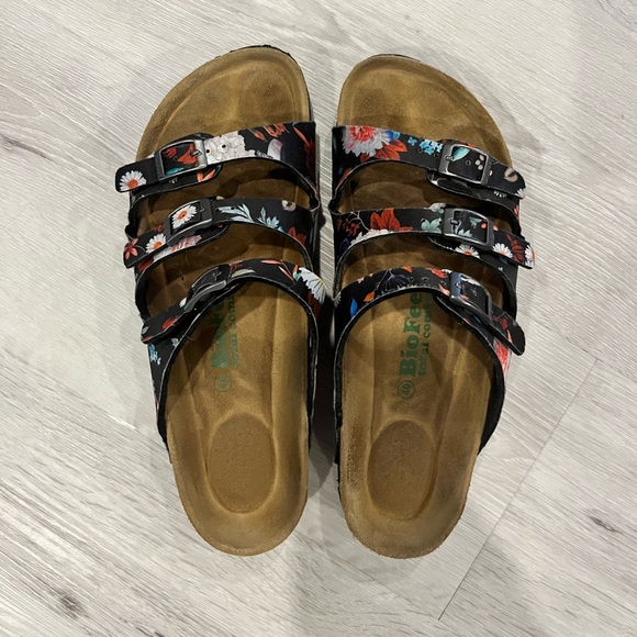 Floral Sandals. - Picture 1 of 3